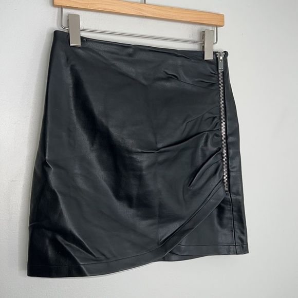ZARA BLACK FAUX LEATHER PENCIL SKIRT WITH RUCHED SIDE ZIPPER *MINI *MEDIUM - Picture 4 of 10